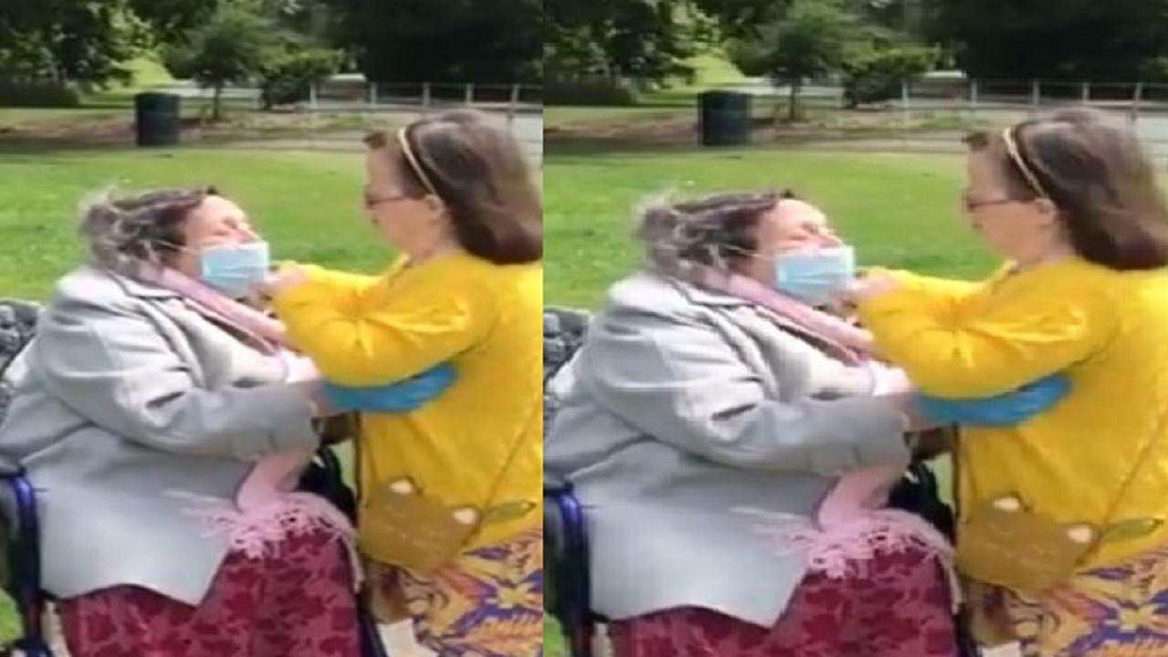 مشهد مؤثر بين امرأة تعاني من متلازمة داون مع والدتها بعد غياب