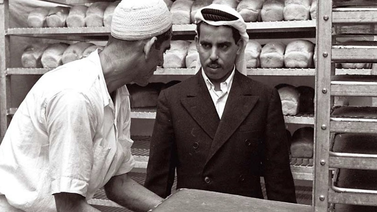 صورة لرجل أعمال ترك وظيفته بأرامكو للعمل بمخبز في الدمام