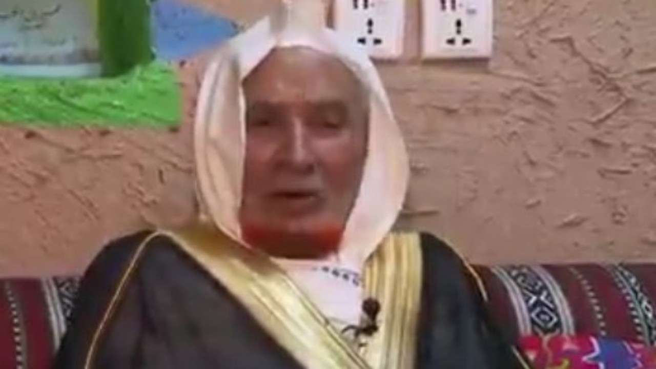 بالفيديو.. قصة مؤثرة لثمانيني من عسير يمارس التجارة بمحله الصغير 