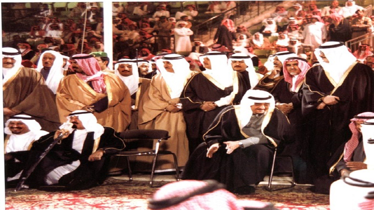 صورة نادرة للملك فهد في الاحتفال الشعبي بمناسبة توليه مقاليد الحكم