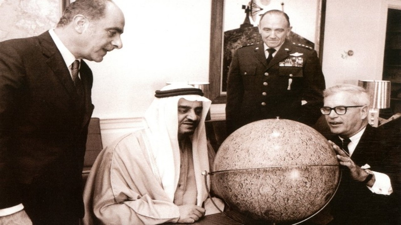 صورة نادرة للملك فهد وهو يعاين هدية قدمت له بواشنطن