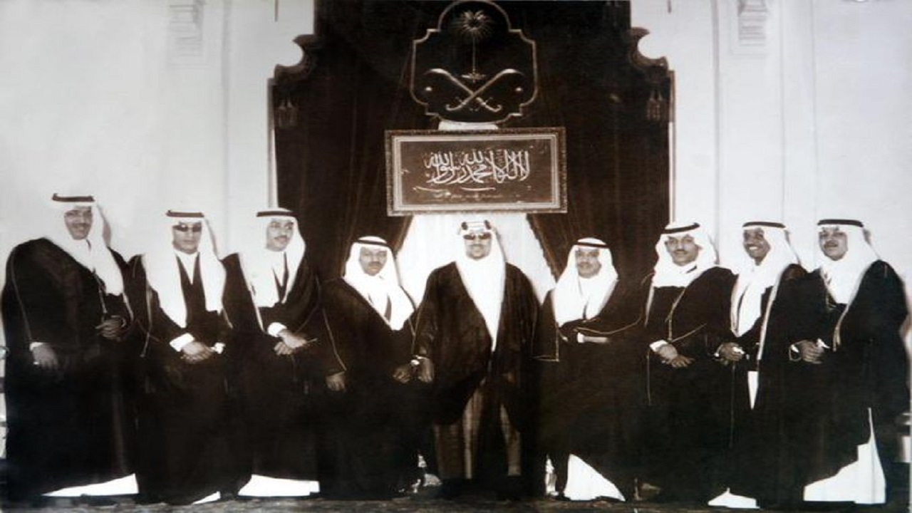 صورة نادرة تجمع الملك سعود مع أبنائه الأمراء بالديوان الملكي