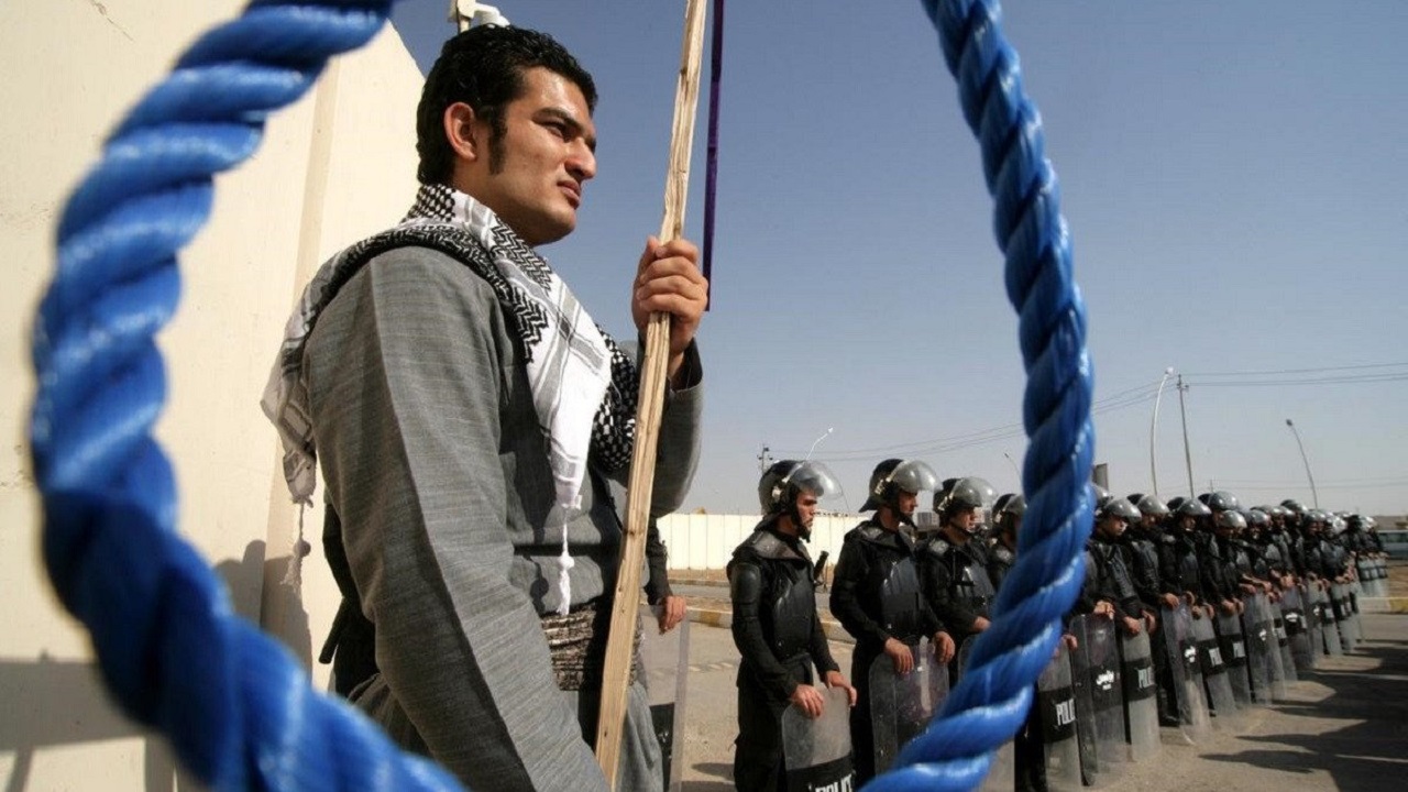 إيران تعدم 3 محتجين على غلاء البنزين