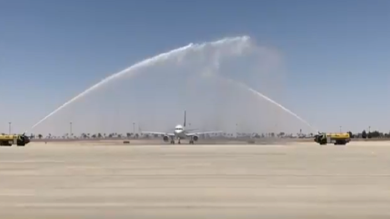 بالفيديو.. وصول أول رحلة من الرياض إلى مطار رفحاء