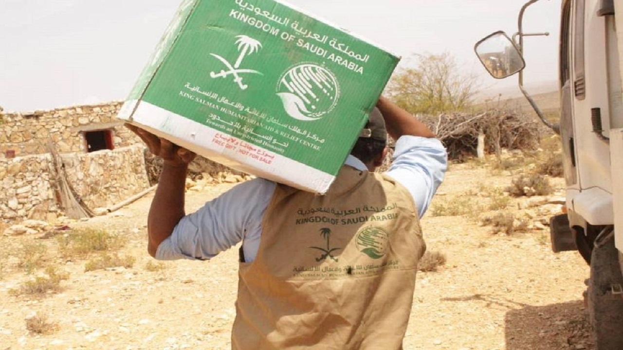 مركز الملك سلمان للإغاثة يوزع أكثر من 18 طنًا من السلال الغذائية في محافظة سقطرى