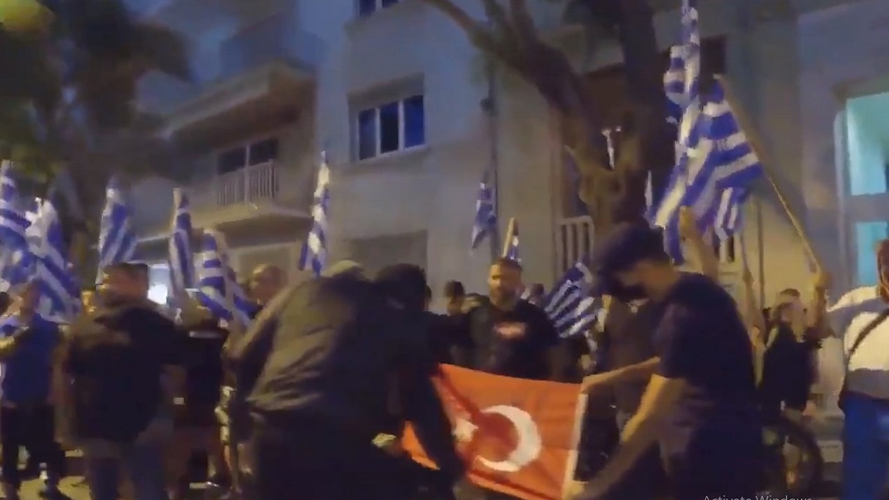 شاهد.. إحراق العلم التركي في اليونان بعد تحويل «آيا صوفيا» لمسجد
