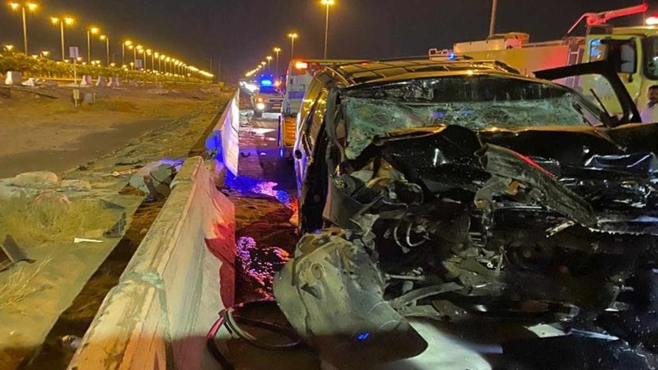 بالصور.. وقوع إصابات في حادث اصطدام مركبة وشاحنة على طريق «مكة &#8211; جدة» السريع