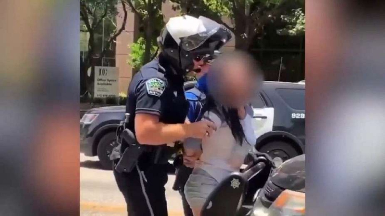بالفيديو.. ضابط يتحرش بسيدة أثناء تفتيشها