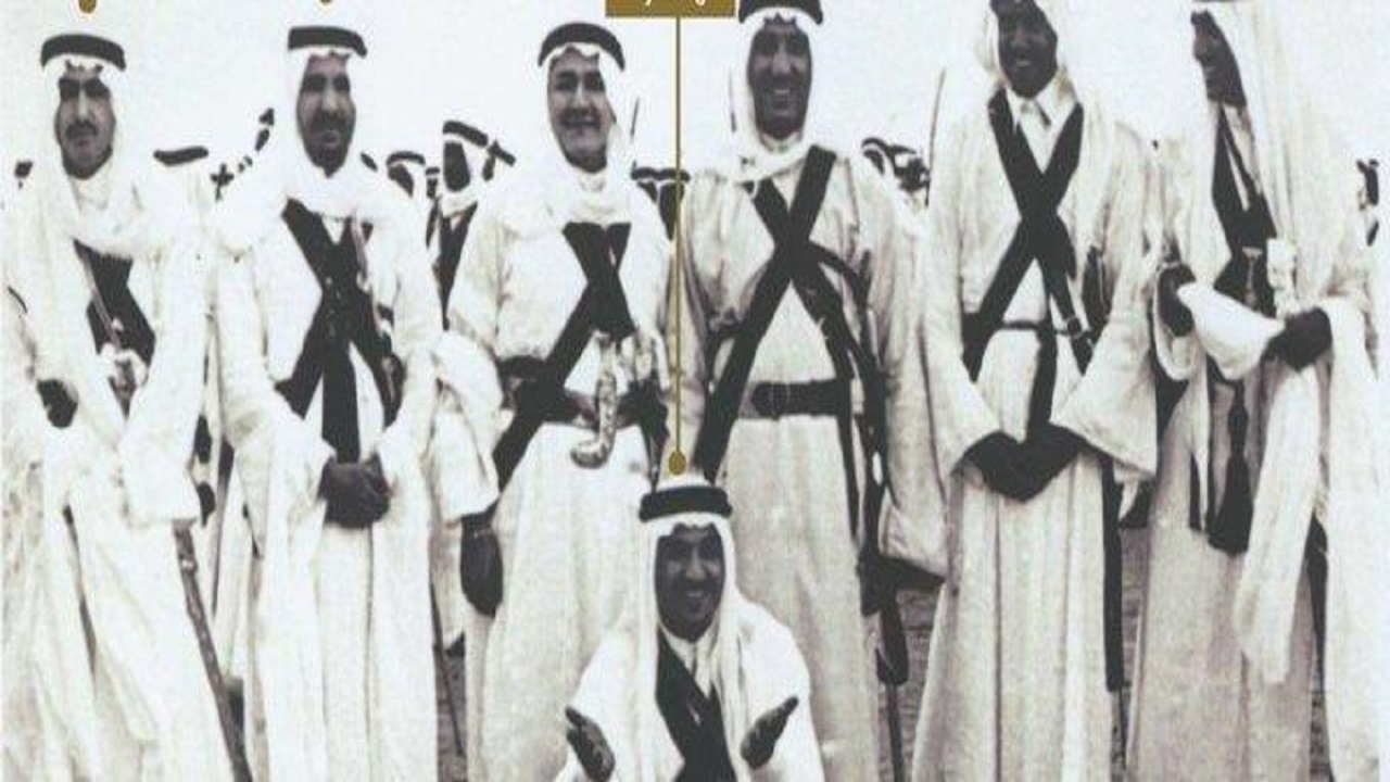صورة نادرة للملك سلمان وبعض أشقائه يؤدون العرضة عام 1953 م