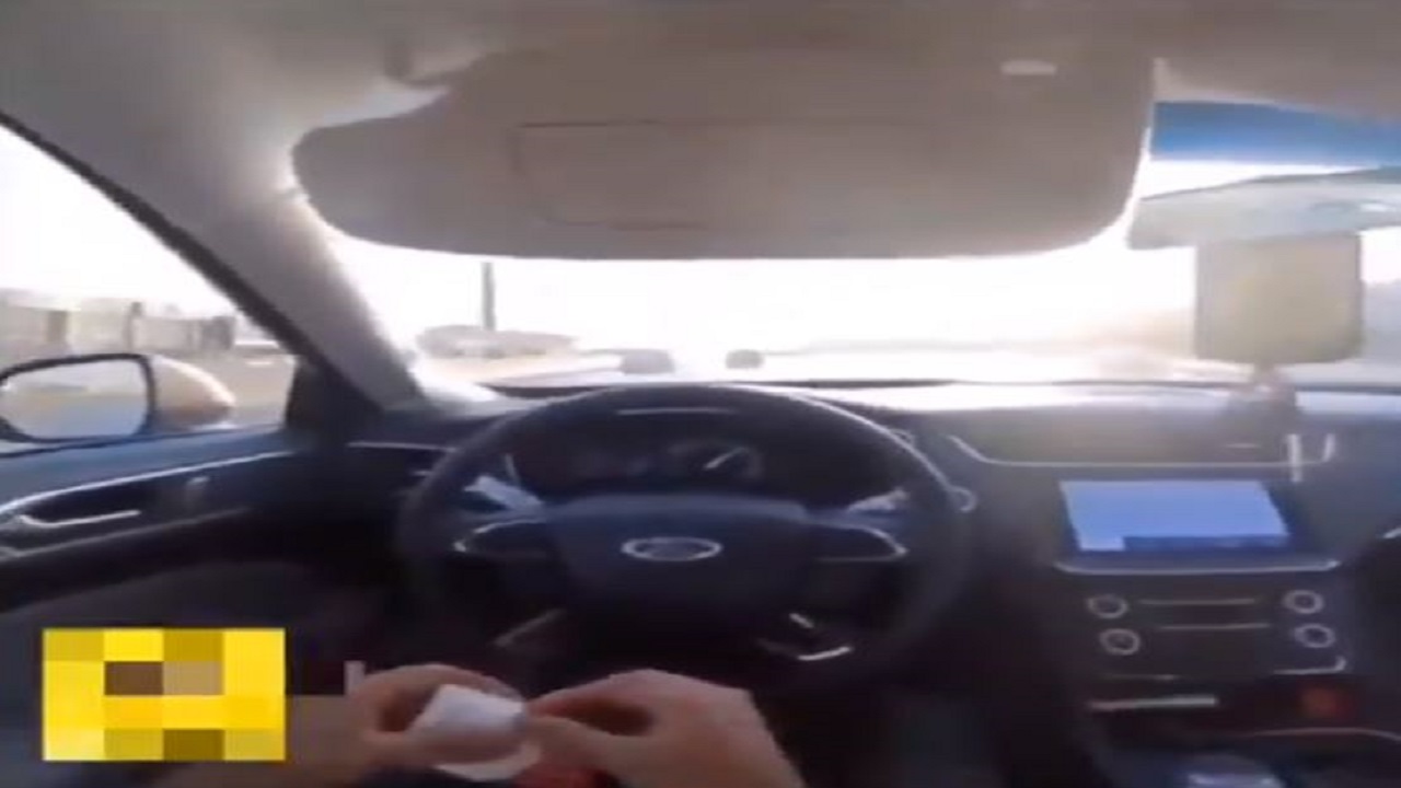 بالفيديو..مستهتر يترك المقود لركبتيه في إحدى الطرق الرئيسية