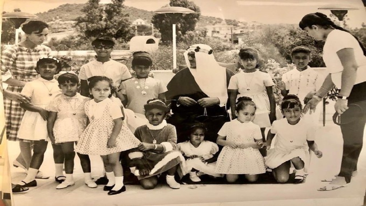 صورة نادرة للملك سعود وصغيرات بناته في اليونان