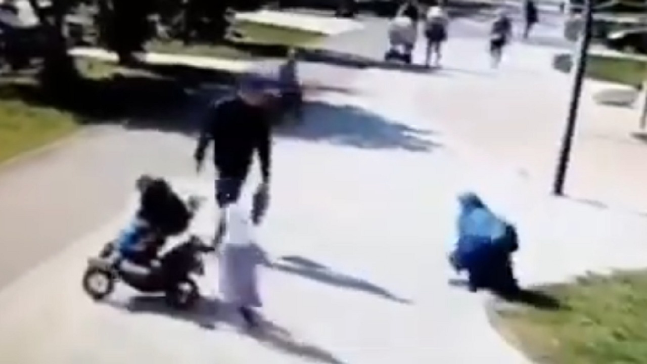 بالفيديو.. اعتداء وحشي على امرأة مسلمة أمام أطفالها