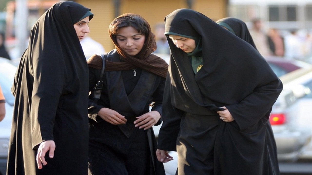 مستشفى تابع للحرس الثوري الإيراني يمنع علاج النساء غير المرتديات &#8221; الشادور&#8221;