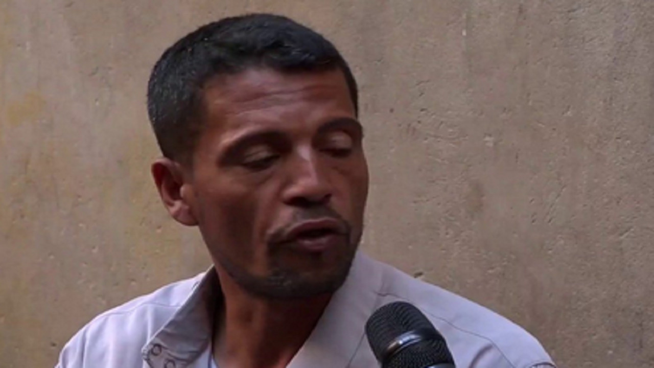 بالفيديو .. عامل مصري يروي قصة تعرضه للتعذيب في ليبيا