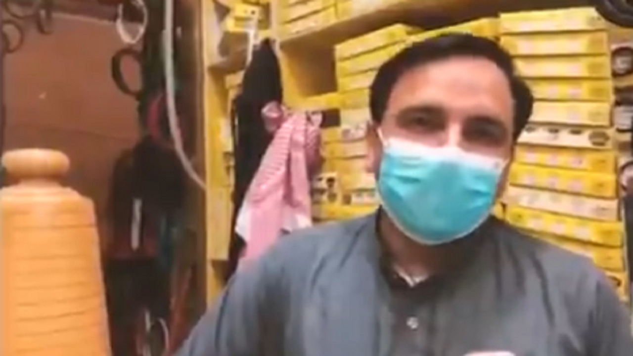 بالفيديو.. مقيم باكستاني يروي قصته مع صناعة العقال المحلي بالرياض