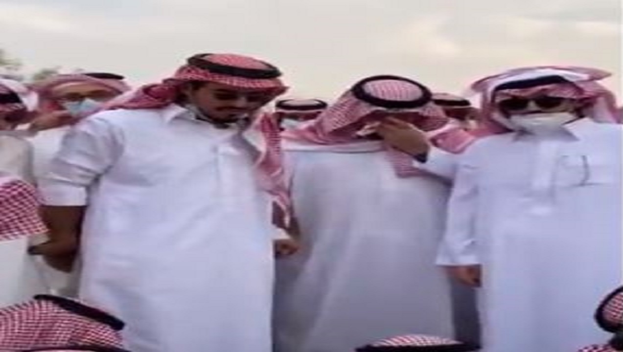 الأمير عبدالعزيز بن فهد ينهار لحظة دفن صديق دربه عبدالله آل الشيخ (فيديو)