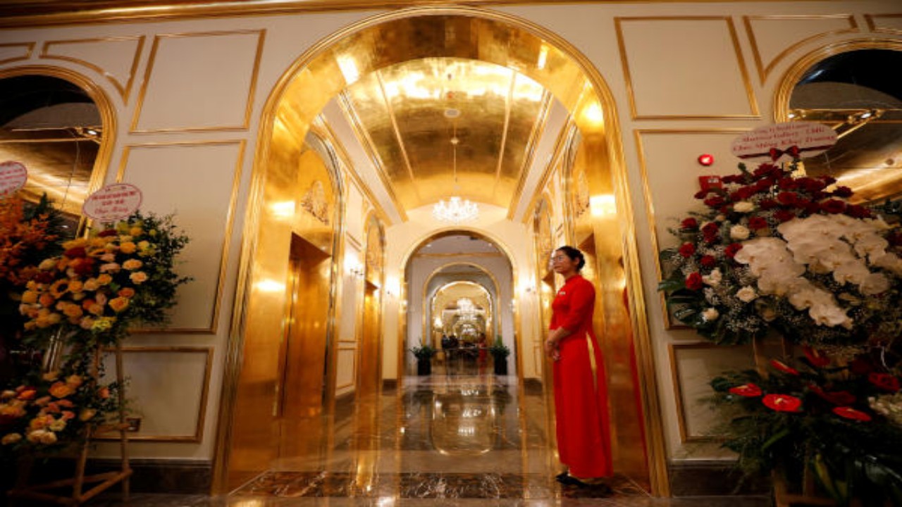 بالصور.. تدشين أول فندق مطلي بالذهب في العالم