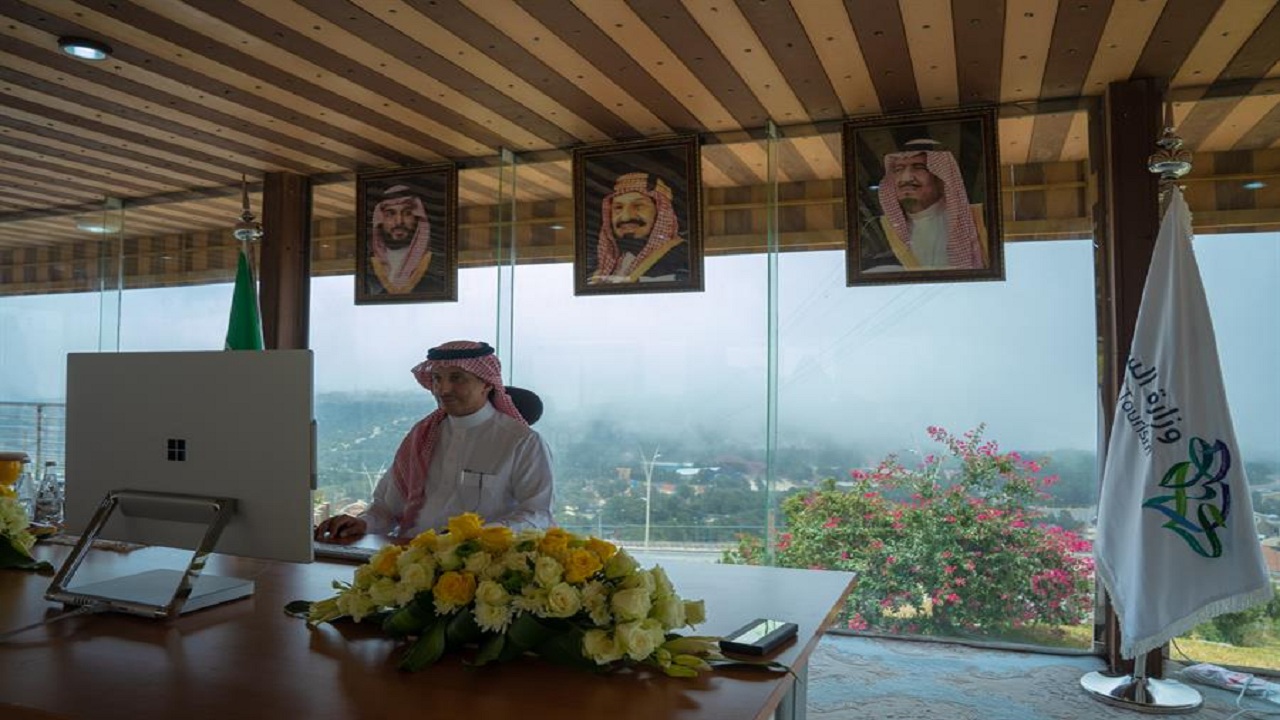 صورة مدينة الباحة خلف وزير السياحة تثير إعجاب النشطاء