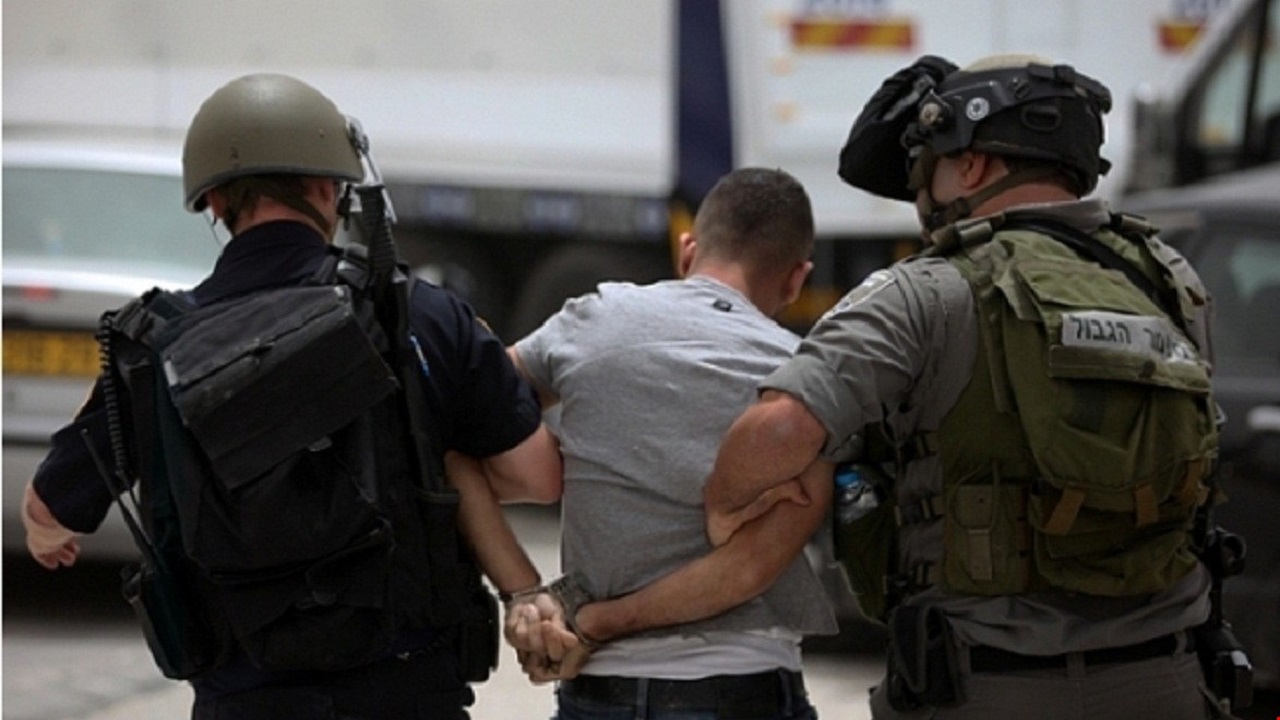 جيش الاحتلال يعتقل فلسطينياً مخيم من الجلزون