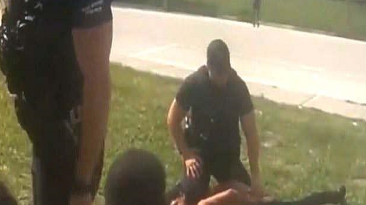 شاهد.. شرطى يجلس على عنق شاب أسود لاعتقاله أمام عائلته