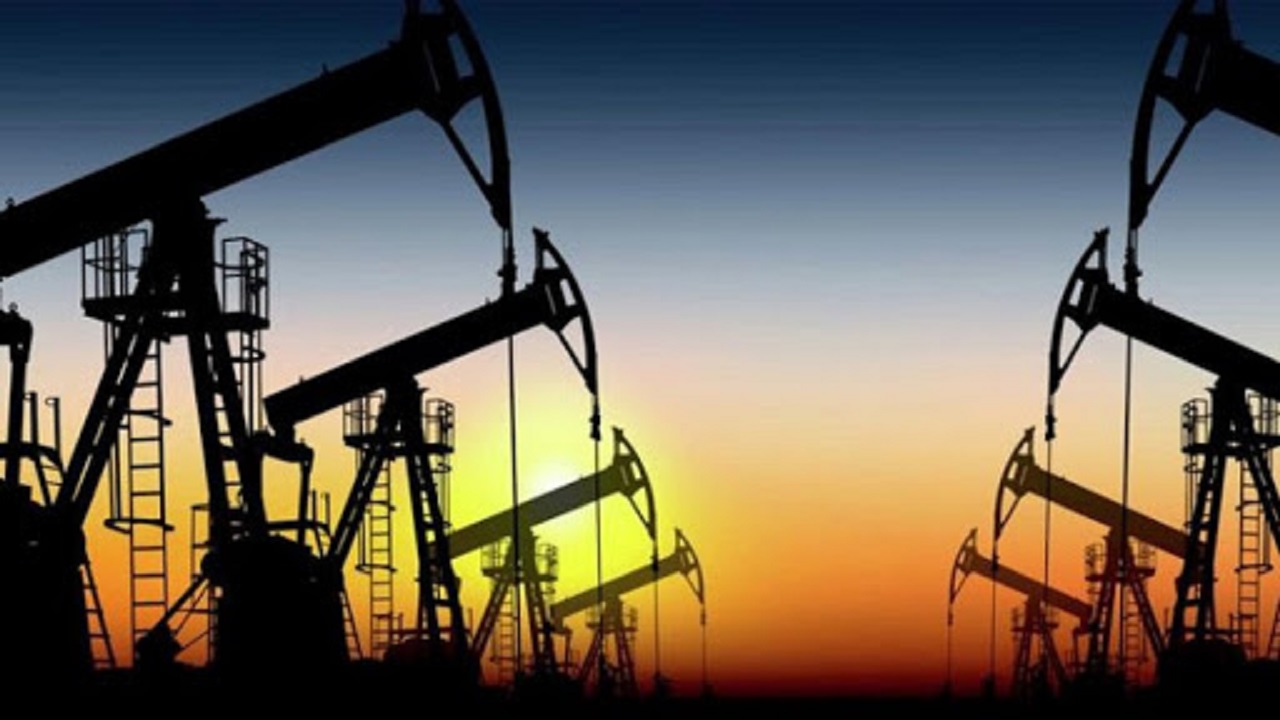 تباين أسعار النفط وسط شكوك حيال الطلب الأمريكي