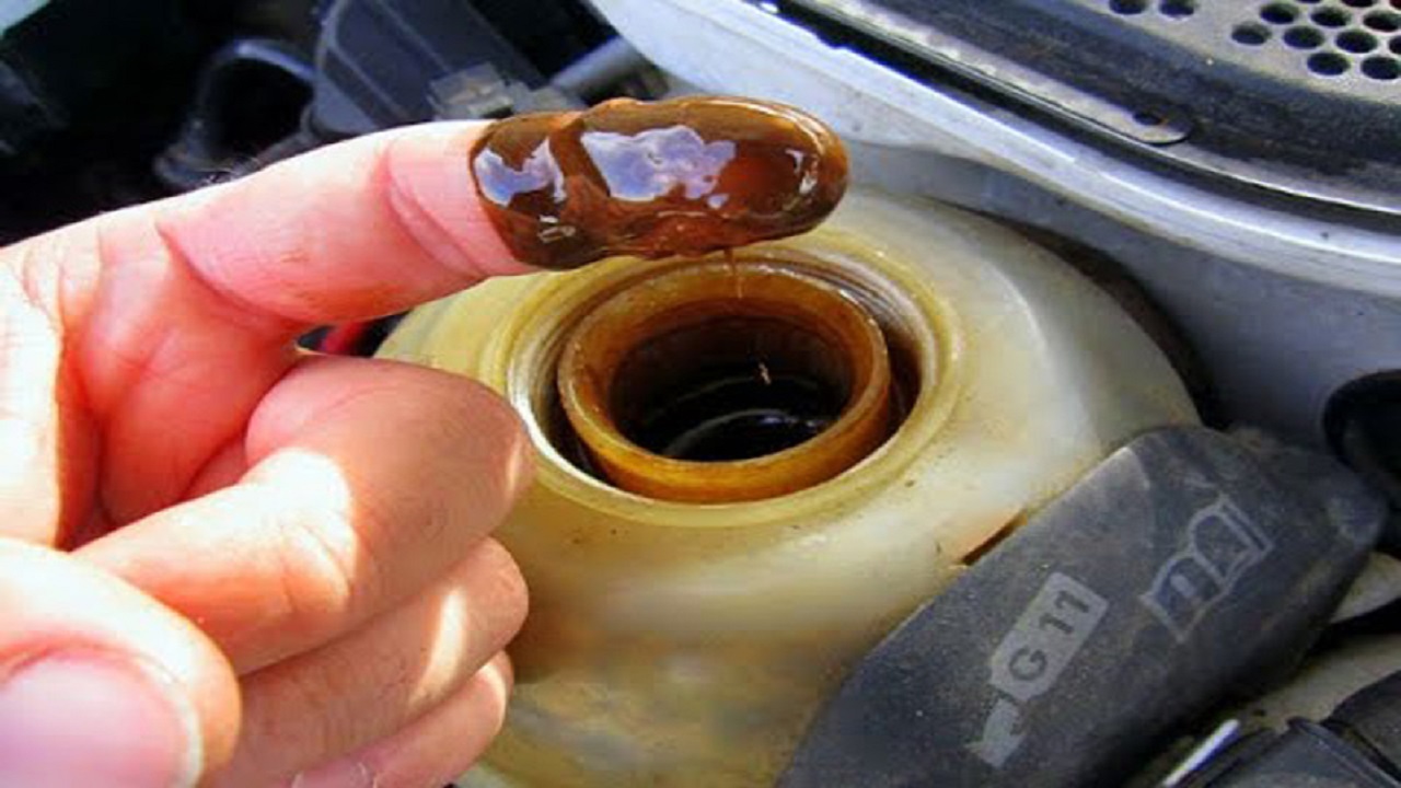 مؤشرات تُنذر باختلاط الزيت مع الماء داخل محرك السيارة