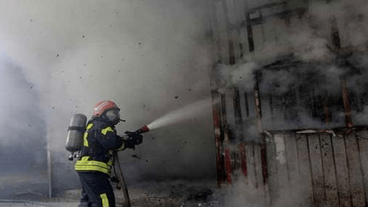 بالفيديو.. حريق هائل في مصنع بمدينة تبريز الإيرانية