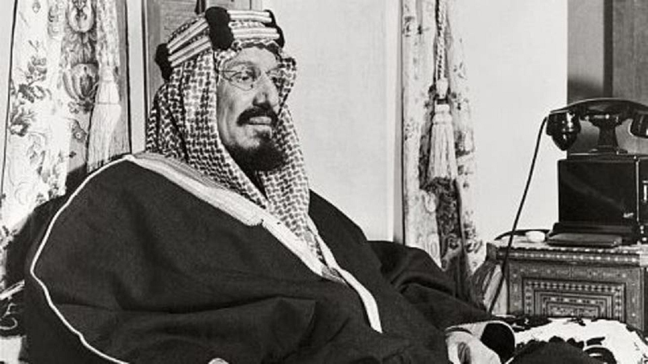 صورة تاريخية لأول هاتف متنقل استخدمه الملك عبدالعزيز