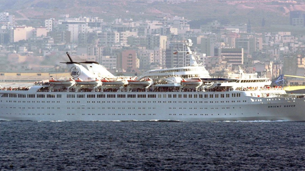 غرق سفينة سياحية بمرفأ بيروت ومقتل وإصابة 9 من طاقمها