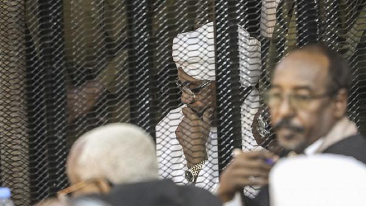 محامي عمر البشير يُهدد القاضي بالفصل أثناء جلسة المحاكمة