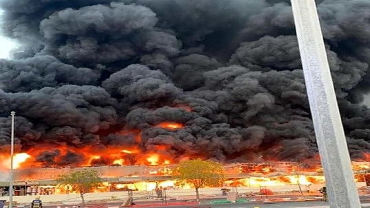 سبب كثافة النيران في حريق سوق عجمان بالإمارات