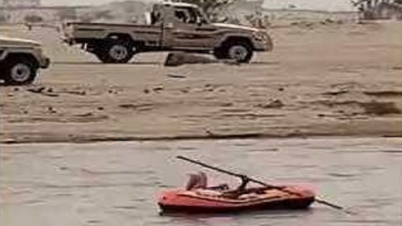 بالفيديو.. مواطن يتجول بالقارب بدلا من السيارة في أمطار نجران