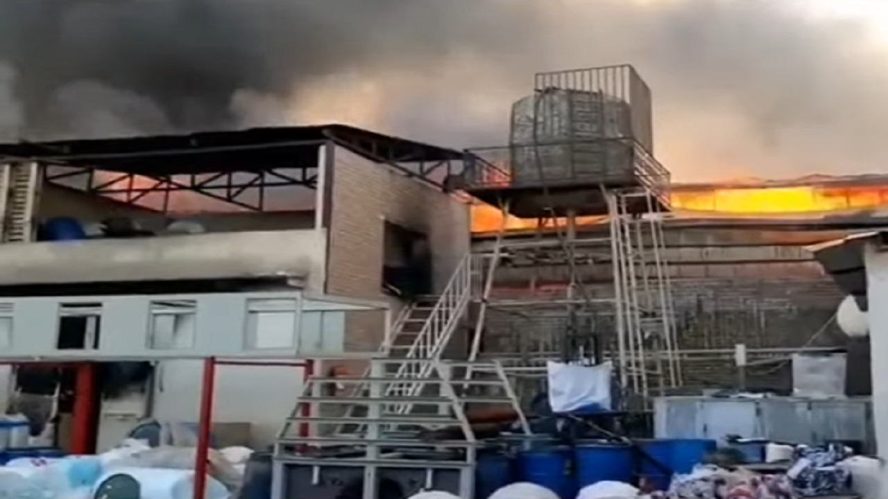 بالفيديو.. حريق هائل داخل منطقة صناعية في إيران