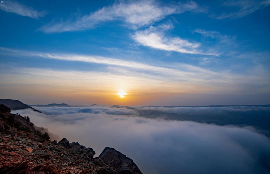 الباحة مع شروق الشمس تكسوها الغيوم والضباب