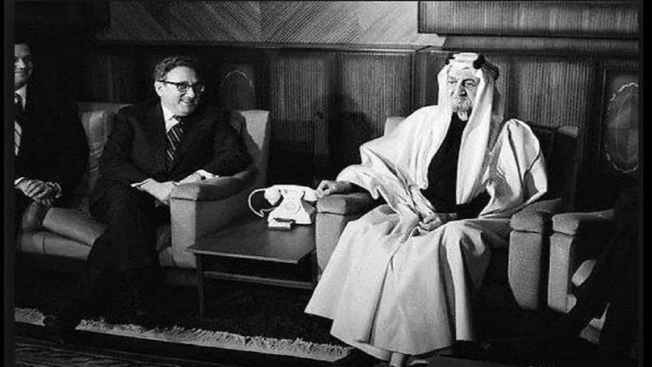 صورة نادرة للملك فيصل مع وزير الخارجية الأمريكي كسنجر