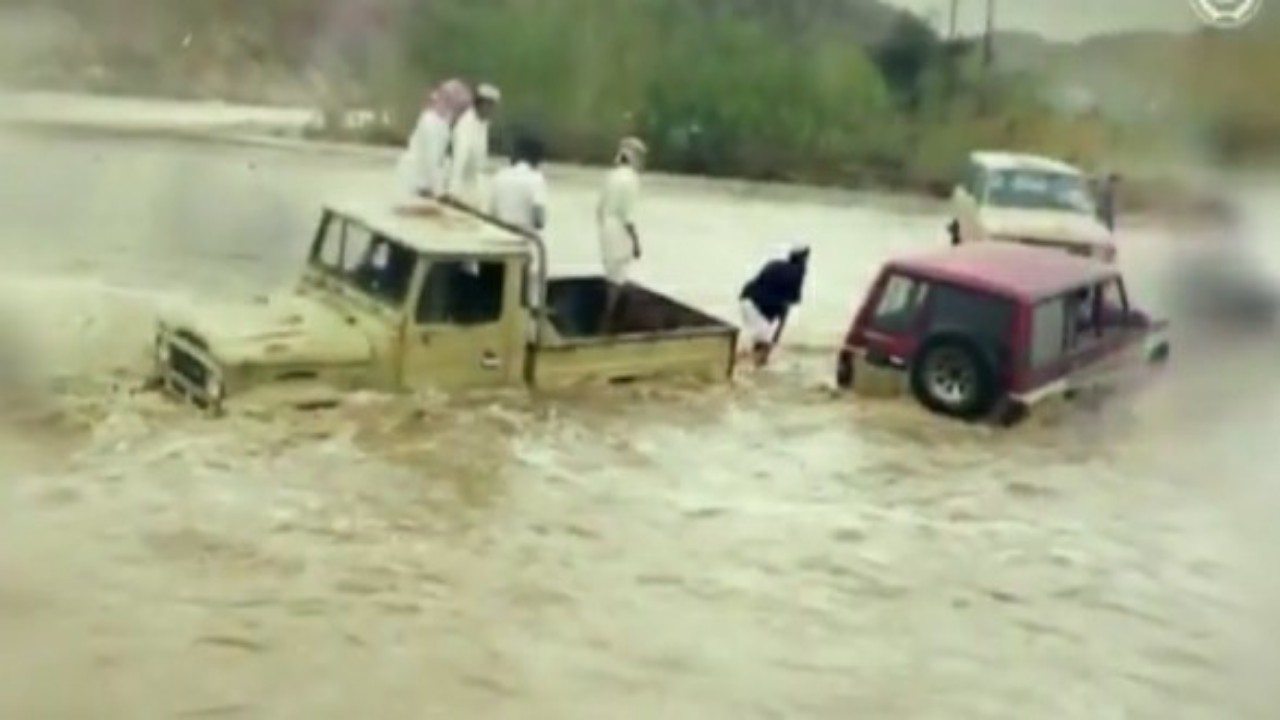 الدفاع المدني يحذر من عبور الأودية أثناء هطول الأمطار:«لا تغامروا» 