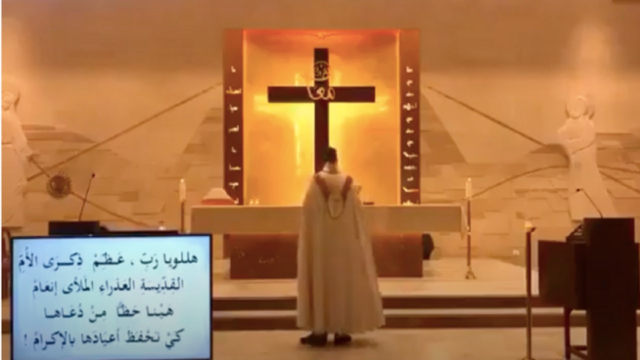 بالفيديو.. لحظة انهيار كنيسة أثناء انفجار بيروت ورد فعل الراهب