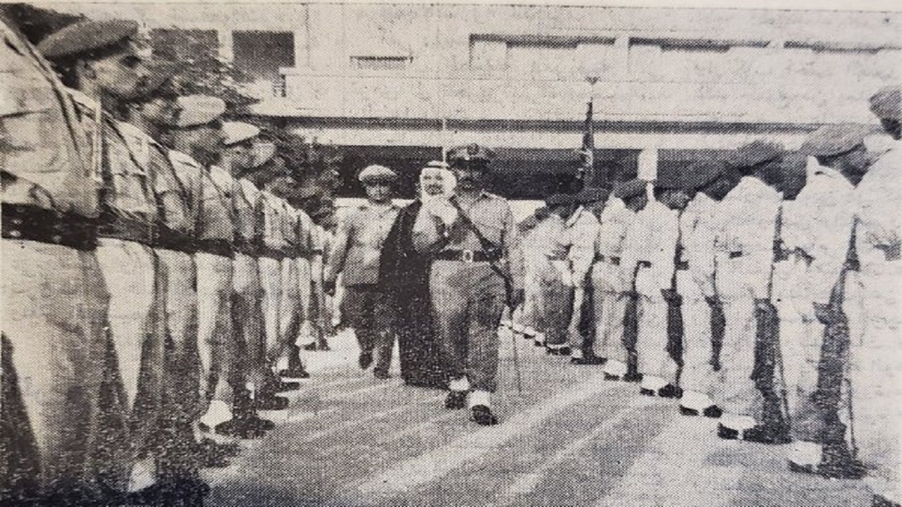 الأمير سلطان خلال تفقده حرس الشرف في مناسبة بوزارة الدفاع قبل 59 عامًا