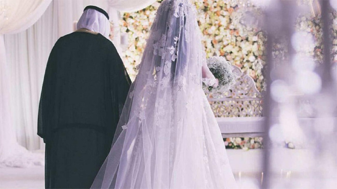 حفل زفاف بـ 3 أشخاص ووجبة &#8221; مقلقل &#8221; في الباحة
