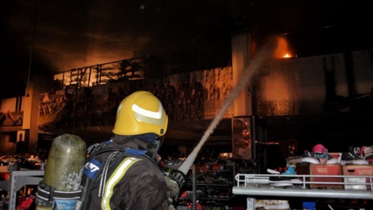 اندلاع حريق بمبنى في جدة