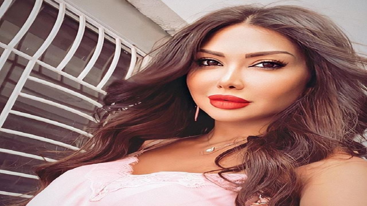 فنانة سورية تثير الغضب بملابسها الداخلية