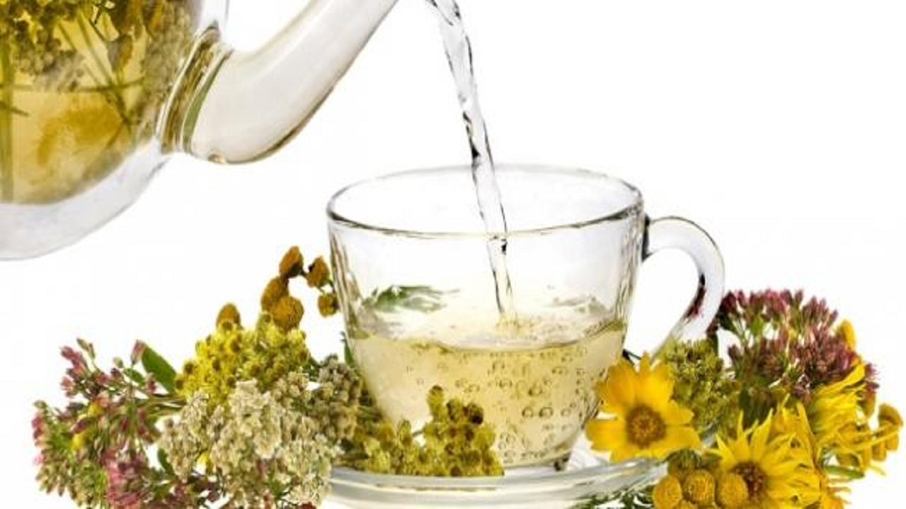 خبيرة تغذية: شاي الأعشاب يمنع الشعور بالإنتفاخ