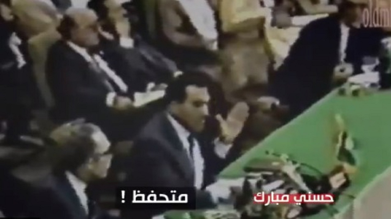 الملك فهد ومبارك يصفعان القذافي في القمة العربية 1990 لغزو الكويت (لقطات مسربة)
