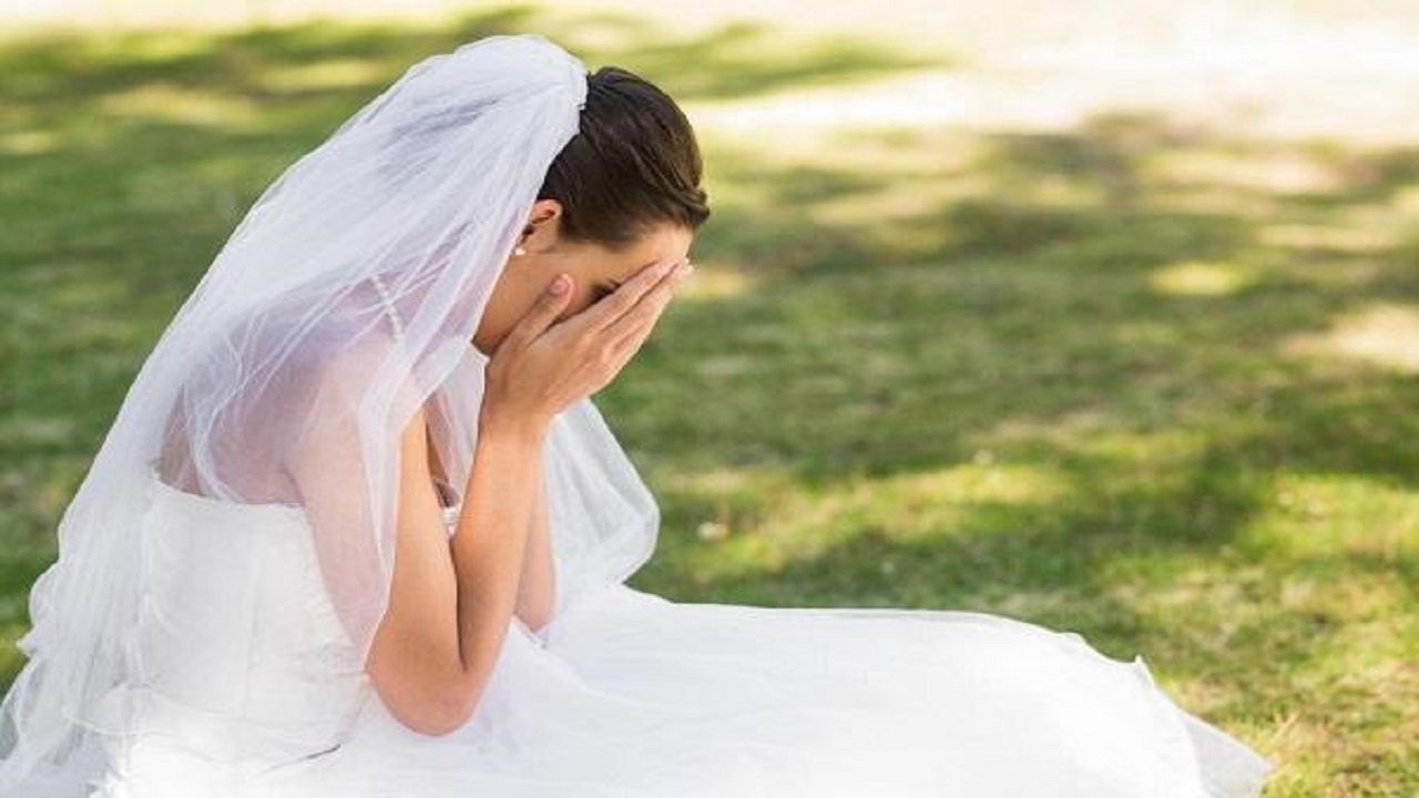 عروس تطرد امها ليلة زفافها بسبب حديثها مع المعازيم !