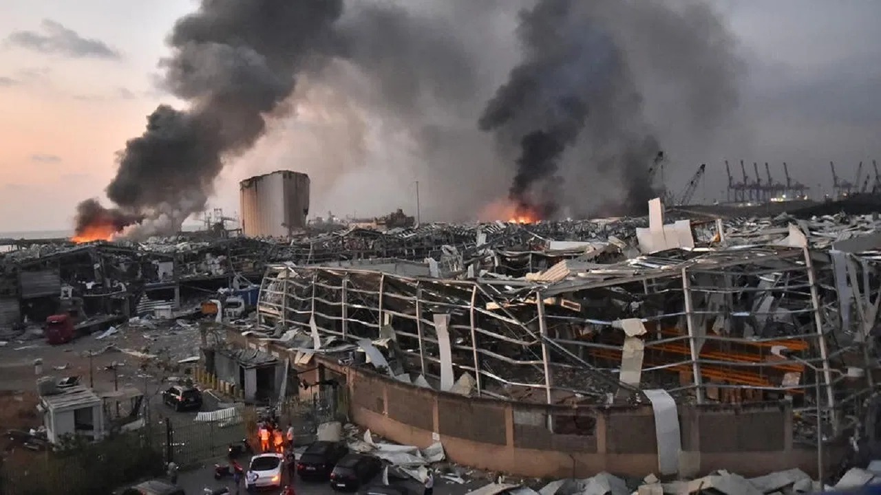 القاضي المكلف بالتحقيق في انفجار مرفأ بيروت يتنحى عن القضية