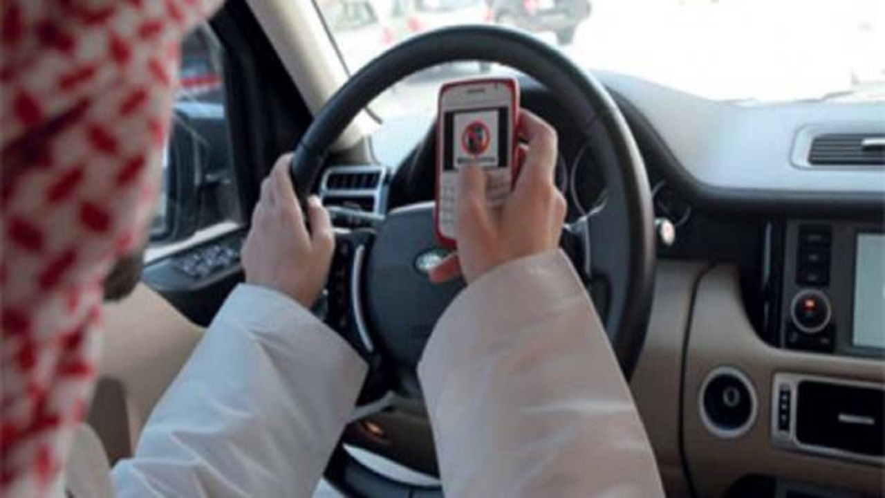 المرور يحذر من استخدام الهاتف أثناء القيادة ويقدم 4 نصائح