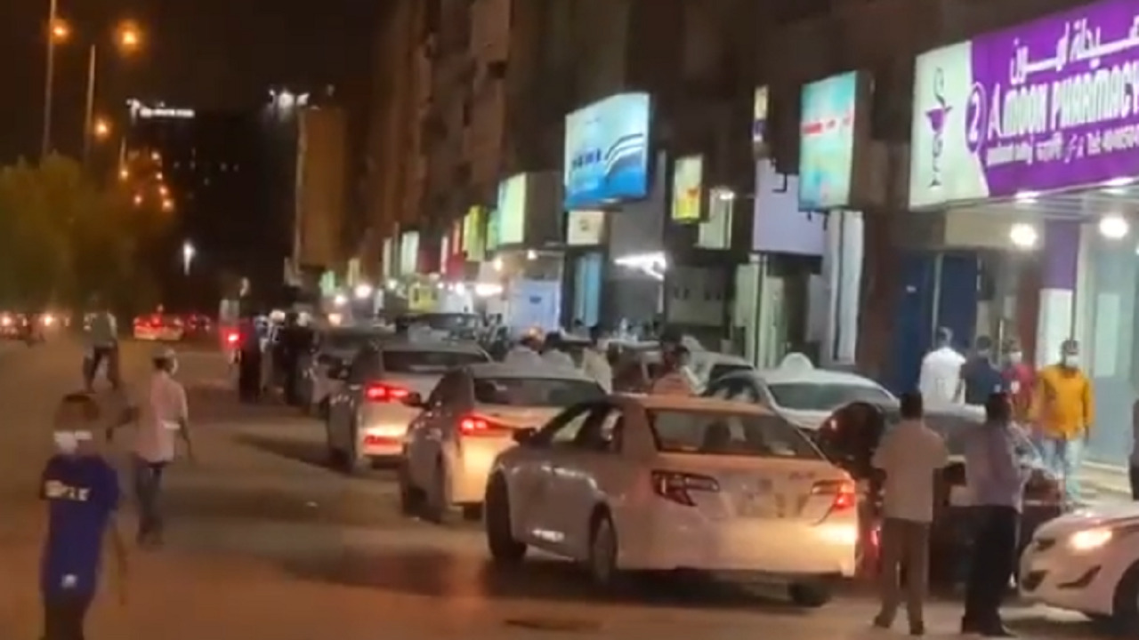 &#8220;المرور&#8221; توجه باتخاذ الإجراءات النظامية حيال عمالة عطلت حركة السير في الرياض (فيديو)