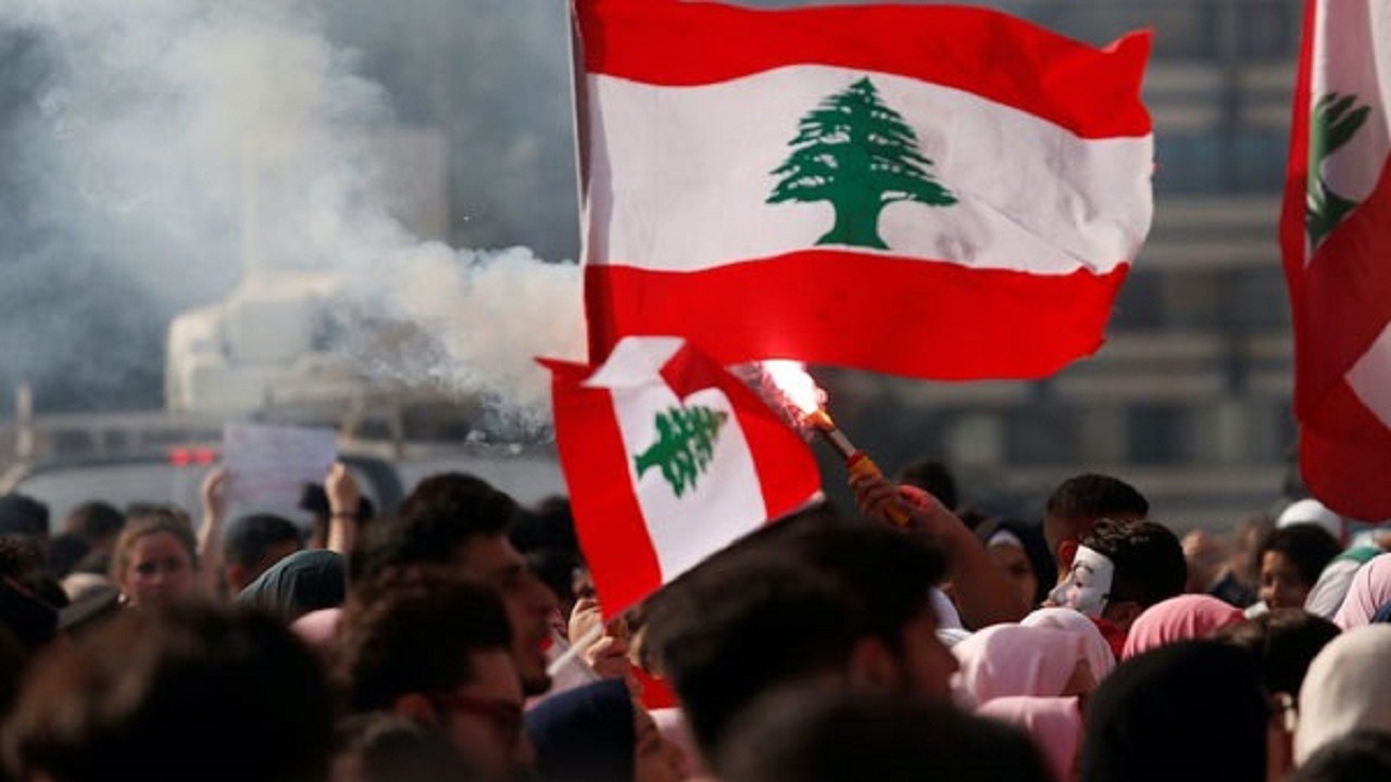 بالفيديو.. الشرطة اللبنانية تطلق الغاز المسيل للدموع على المتظاهرين الغاضبين