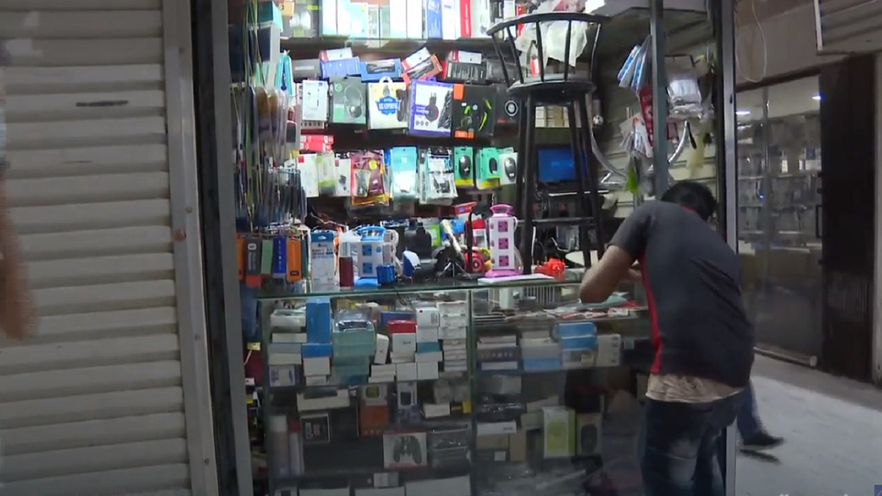 بالفيديو..أحد العمالة المخالفة يفر تاركًا محله أثناء مداهمة وزارة التجارة
