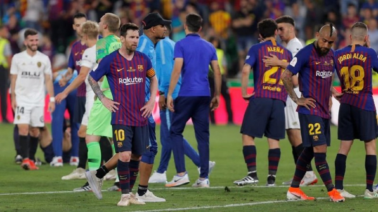 جمهور برشلونة يحاصر لاعبي الفريق بالسباب والإهانة